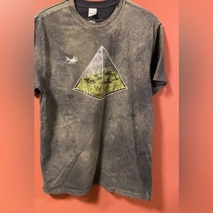 Men’s Threadless Brand Bermuda Pyramid Tee Shirt.